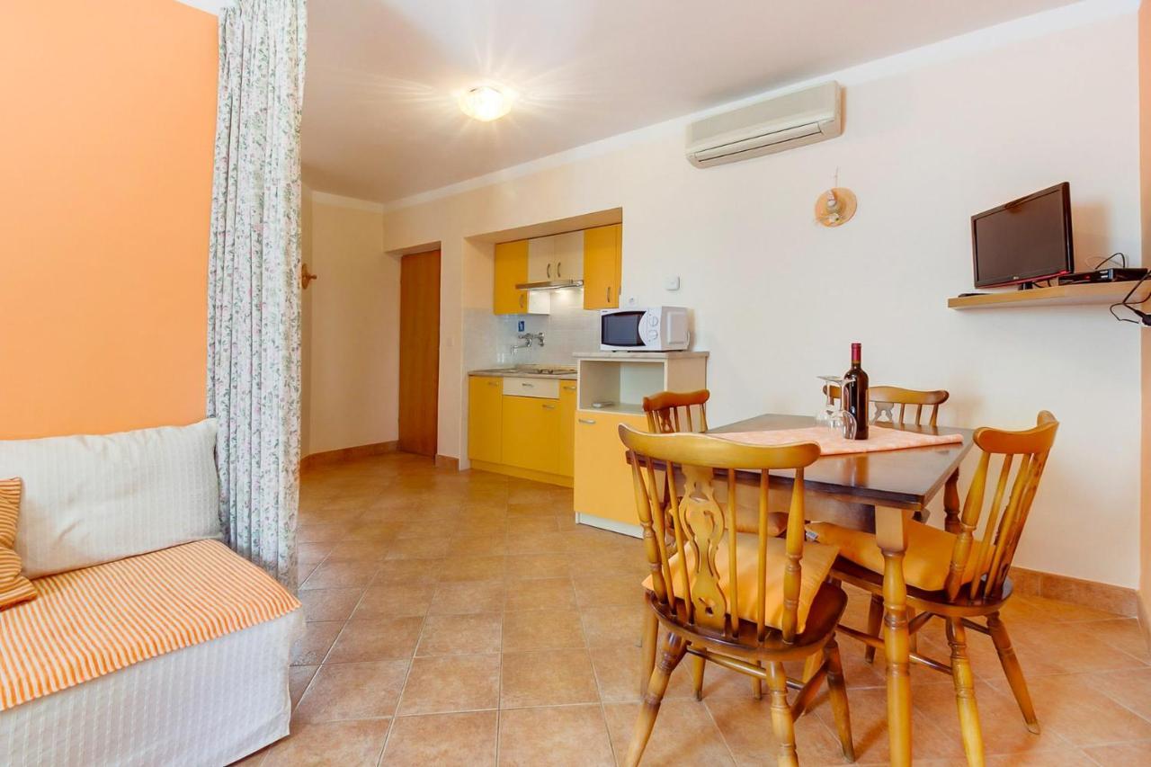 Apartments With A Parking Space Mali Losinj Exterior photo
